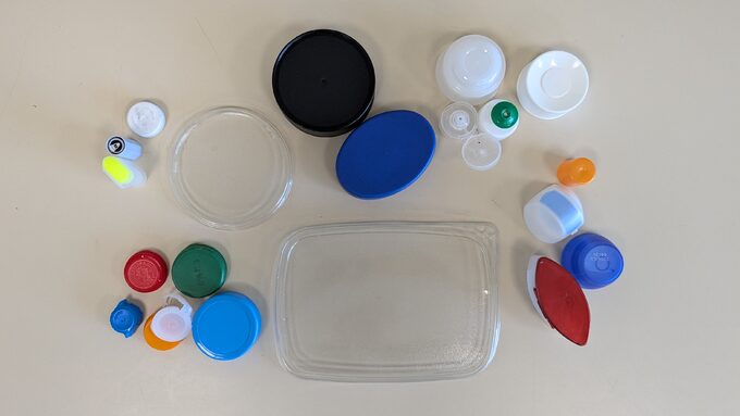 Un échantillonnage de bouchons et d'opercules en plastiques collectés. 