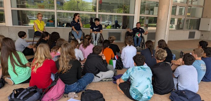Des échanges inspirants entre des collégiens et des athlètes du rugby fauteuil.
